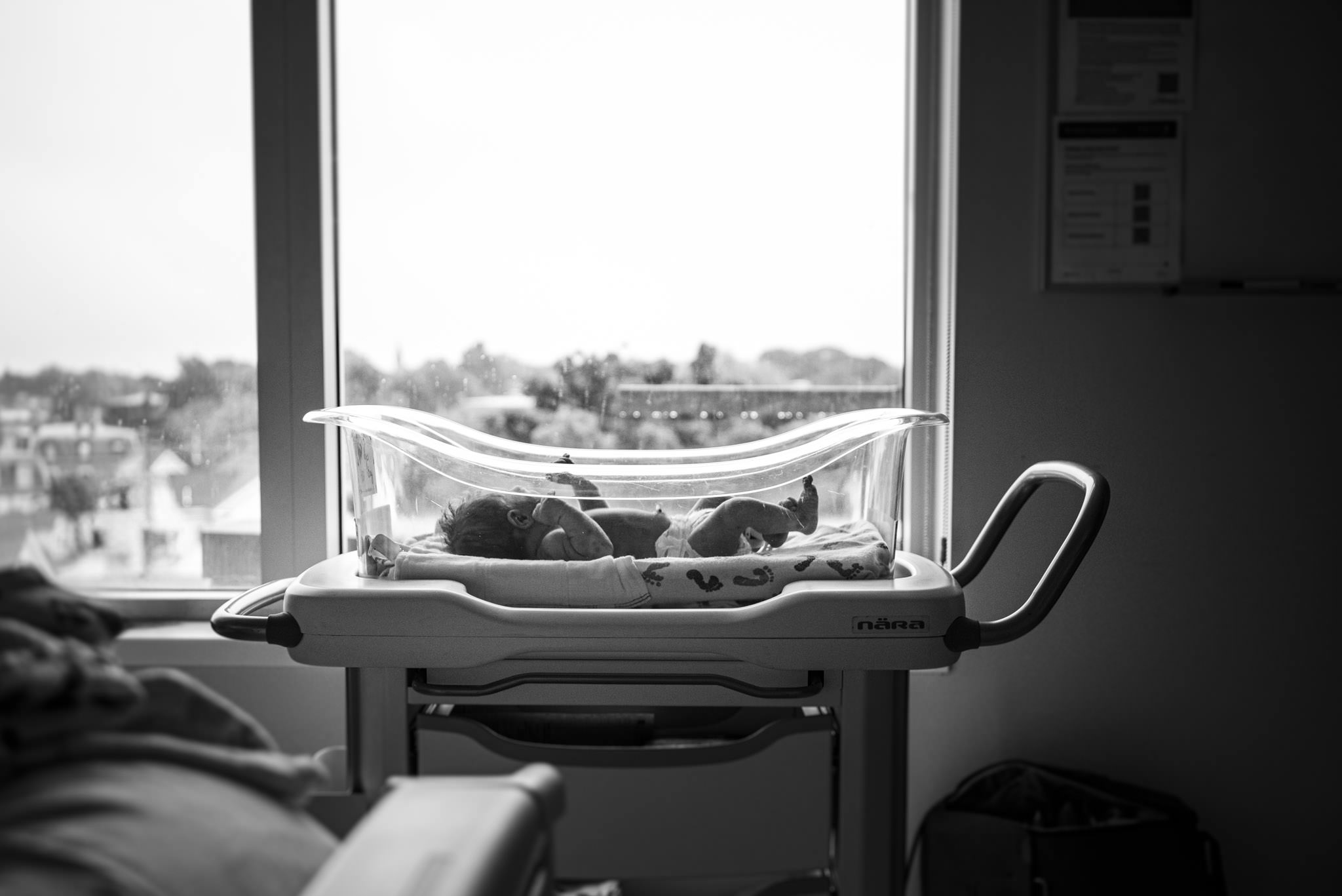 Fresh48 In-Hospital Session featuring the timeless classic photograph of a bassinet shot in front of a bright window in black & white